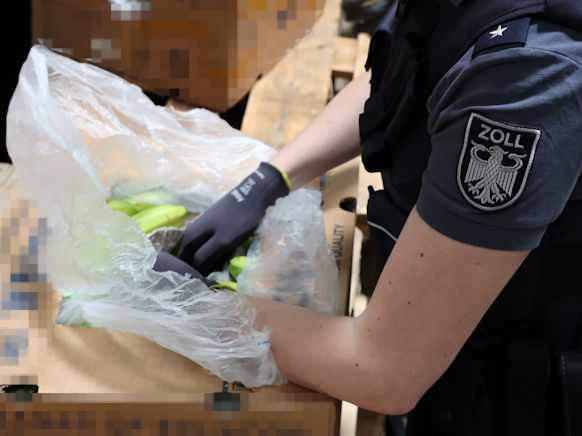 Zöllnerin durchsucht Bananenkiste