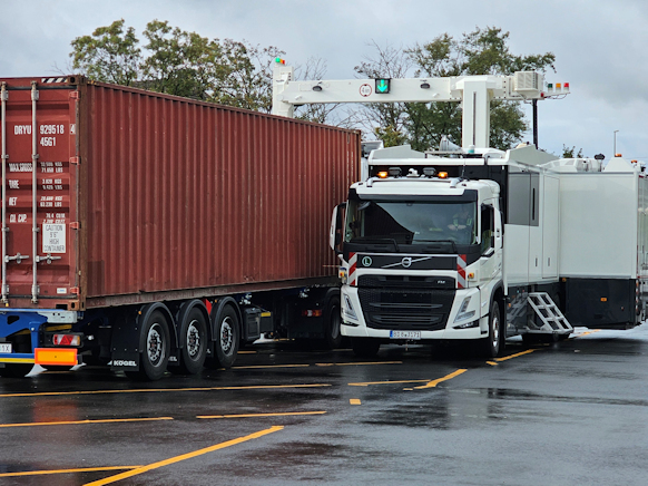 Großröntgenanlage röntgt Lkw mit Container