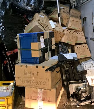 Kartons mit lebenden Tieren auf Ladefläche des Kleintransporters