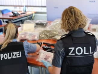 Fahnderinnen von Zoll und Polizei vor Gesamtsicherstellung