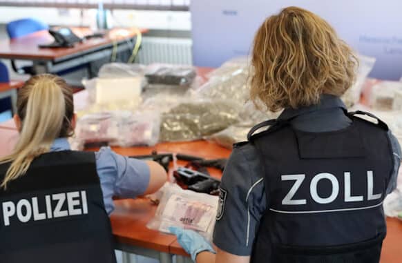 Fahnderinnen von Zoll und Polizei vor Gesamtsicherstellung