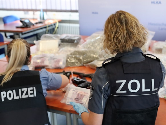 Fahnderinnen von Zoll und Polizei vor Gesamtsicherstellung