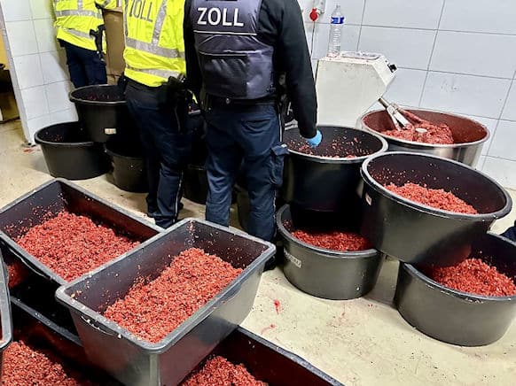 Illegal hergestellter, unversteuerter Wasserpfeifentabak in Betonmischbottichen