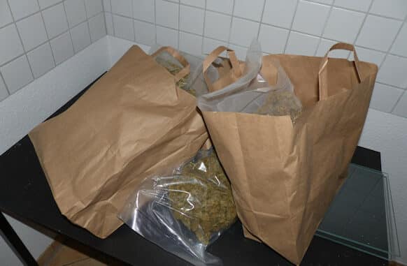 Einkaufstüten mit Marihuanapaketen