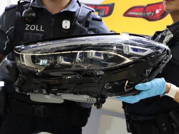 Mutmaßlich gefälschte Leuchte eines Mercedes Benz
