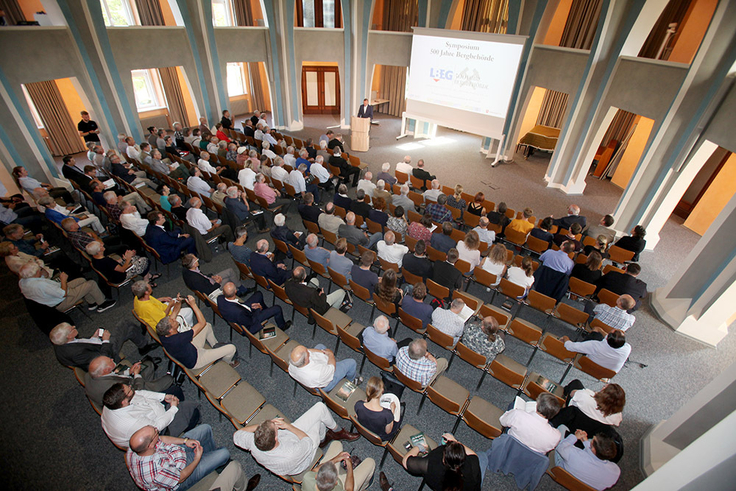 Im gut gefüllten und architektonisch eindrucksvollen Kuppelsaal der aula academica der TU Clausthal wird das Symposium abgehalten.