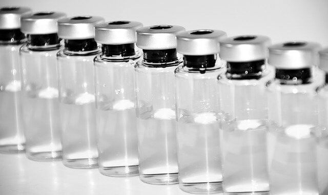 Ampoules Vaccination Vaccine  - ulleo / Pixabay