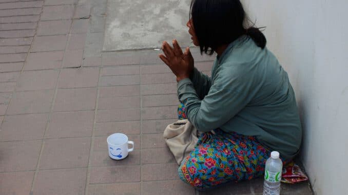 Beggar Woman Help Female Poverty  - terimakasih0 / Pixabay