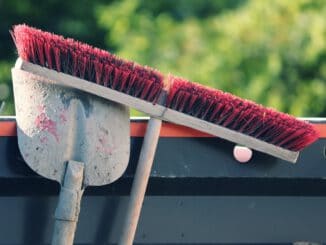 Broom Shovel Working Device  - manfredrichter / Pixabay