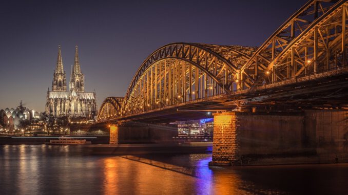 Cologne Cathedral Bridge Night  - TB-Photography / Pixabay