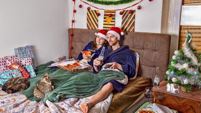 Couple Christmas Celebration  - Sammy-Williams / Pixabay
