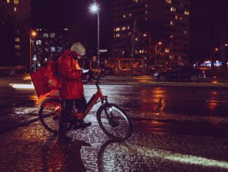 Courier Driver Eat Delivery Service - wal_172619 / Pixabay