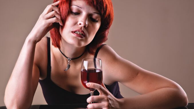 Drinking Red Wine Glass Girls  - ds_30 / Pixabay