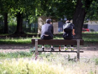 Jugendliche auf einer Parkbank mit Bier, über dts Nachrichtenagentur