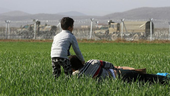 Flüchtlinge vor dem mazedonischen Grenzzaun, über dts Nachrichtenagentur