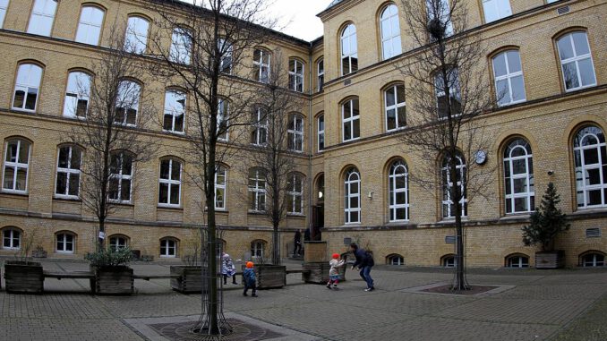 Kinder spielen auf einem Schulhof, über dts Nachrichtenagentur