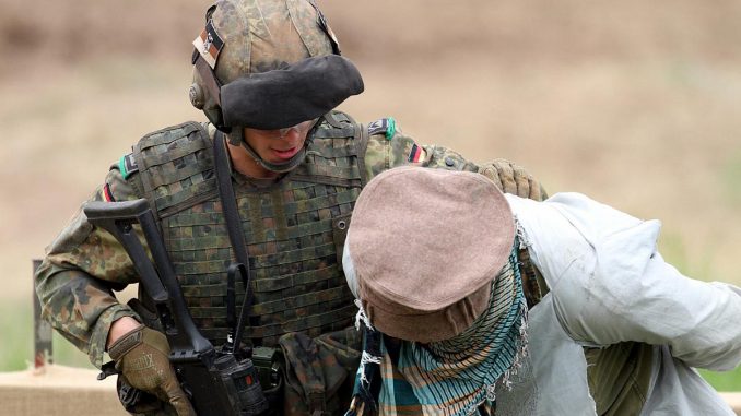 Soldat übt Festnahme, über dts Nachrichtenagentur