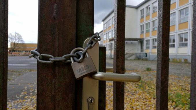 Abgeschlossenes Schultor, über dts Nachrichtenagentur