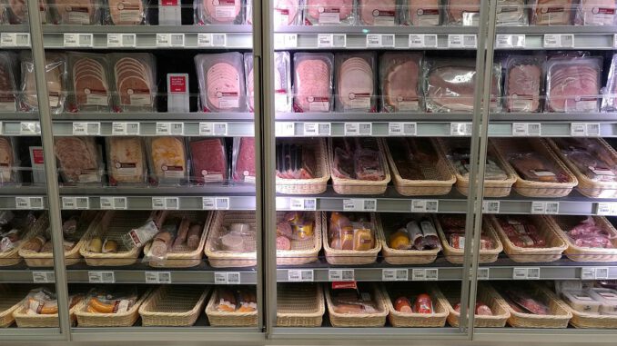 Fleisch und Wurst im Supermarkt, über dts Nachrichtenagentur