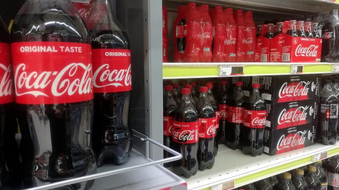 Coca-Cola in einem Supermarktregal, über dts Nachrichtenagentur