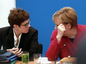 Annegret Kramp-Karrenbauer und Angela Merkel, über dts Nachrichtenagentur