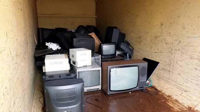 Kaputte Fernseher in einem Container, über dts Nachrichtenagentur