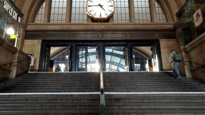Bahnhofsuhr im Leipziger Hauptbahnhof, über dts Nachrichtenagentur