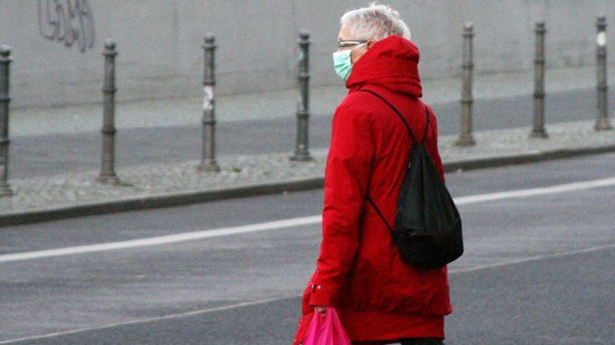 Seniorin mit Mundschutz und Einkaufstüte, über dts Nachrichtenagentur