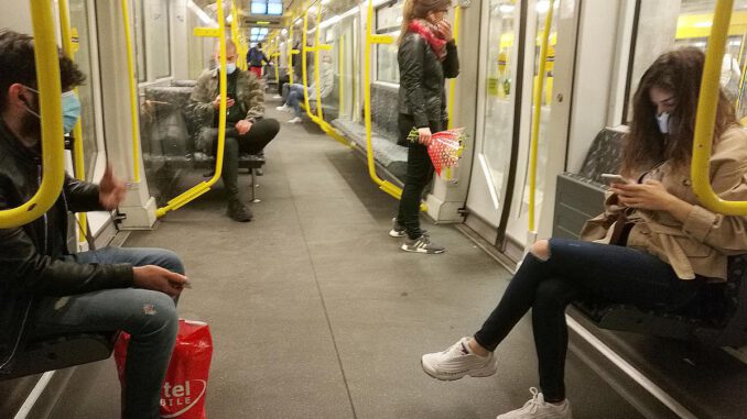 Passagiere in einer U-Bahn, über dts Nachrichtenagentur