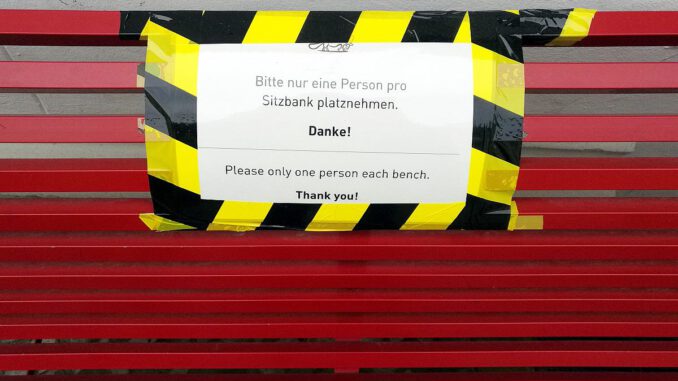 Sitzbank mit Corona-Warnhinweis, über dts Nachrichtenagentur