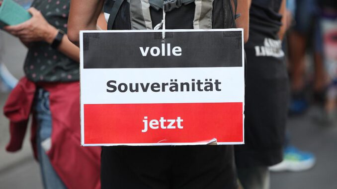 Reichsbürger bei Demo von Corona-Skeptikern, über dts Nachrichtenagentur