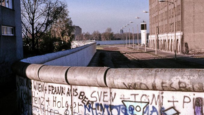 Berliner Mauer mit Todesstreifen, über dts Nachrichtenagentur