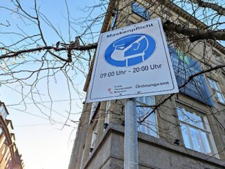 Hinweisschild auf Maskenpflicht in einer Fußgängerzone, über dts Nachrichtenagentur