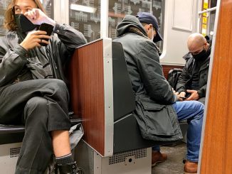 Männer mit Maske in einer U-Bahn, über dts Nachrichtenagentur