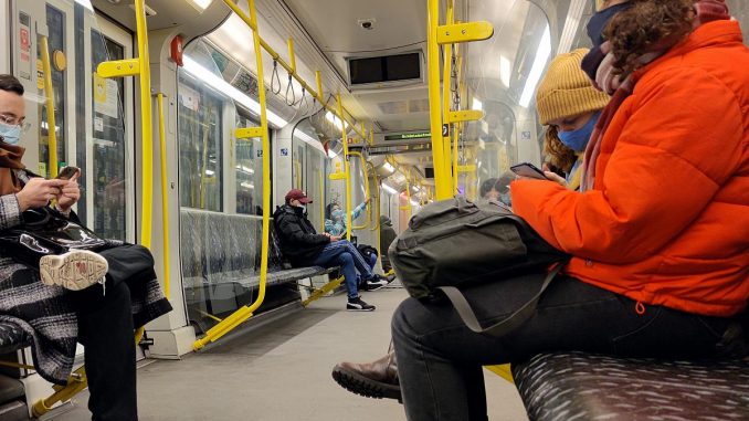 Fahrgäste mit Maske in einer U-Bahn, über dts Nachrichtenagentur