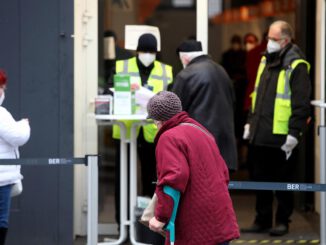 Alte Frau an Impfzentrum, über dts Nachrichtenagentur