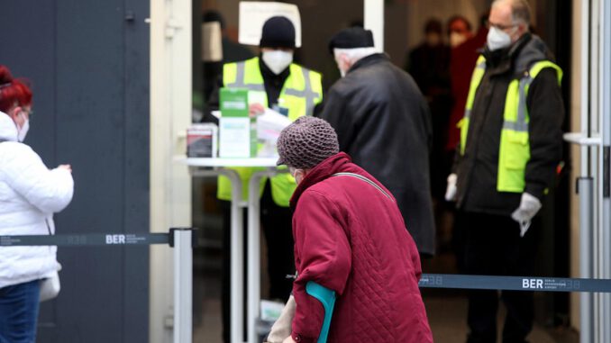 Alte Frau an Impfzentrum, über dts Nachrichtenagentur