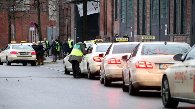Taxis warten vor Impfzentrum, über dts Nachrichtenagentur