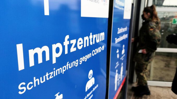 Bundeswehr-Soldatin an Impfzentrum, über dts Nachrichtenagentur
