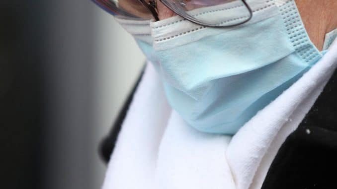 Frau mit Mundschutz, über dts Nachrichtenagentur