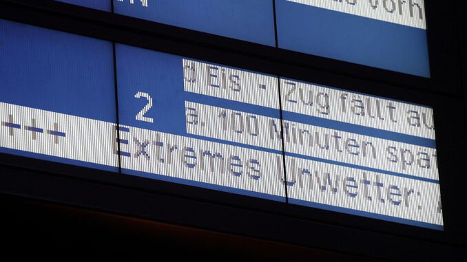 Anzeigetafel mit Warnhinweisen, über dts Nachrichtenagentur