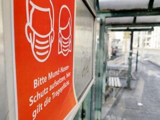 Hinweis auf Mund-Nasen-Schutz an einer Straßenbahnhaltestelle, über dts Nachrichtenagentur