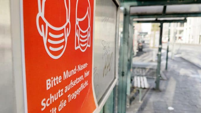 Hinweis auf Mund-Nasen-Schutz an einer Straßenbahnhaltestelle, über dts Nachrichtenagentur
