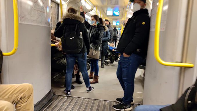 Menschen in einer U-Bahn, über dts Nachrichtenagentur