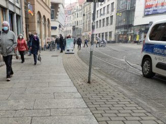 Menschen mit Maske in einer Innenstadt, über dts Nachrichtenagentur