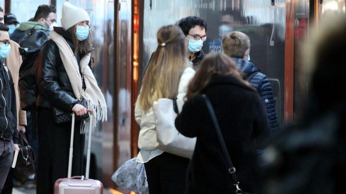 Menschen mit Maske, über dts Nachrichtenagentur