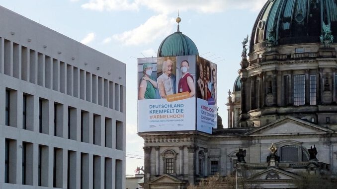 Plakate für Impfkampagne am Berliner Dom, über dts Nachrichtenagentur