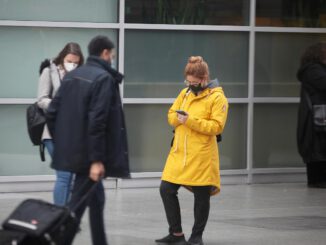 Menschen mit Maske, über dts Nachrichtenagentur