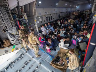 Menschen aus dem 2. Afghanistan-Evakuierungsflug am 17.08.2021, GAF,  Text: über dts Nachrichtenagentur