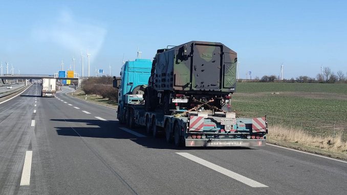 Militärtransport auf der Autobahn, über dts Nachrichtenagentur